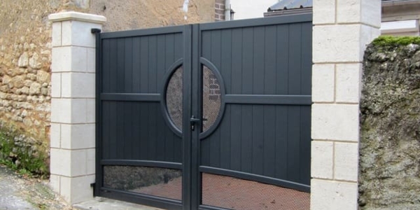 Installation d'un portail battant aluminium avec hublot central et soubassement tôle perforée. Modèle NAOS