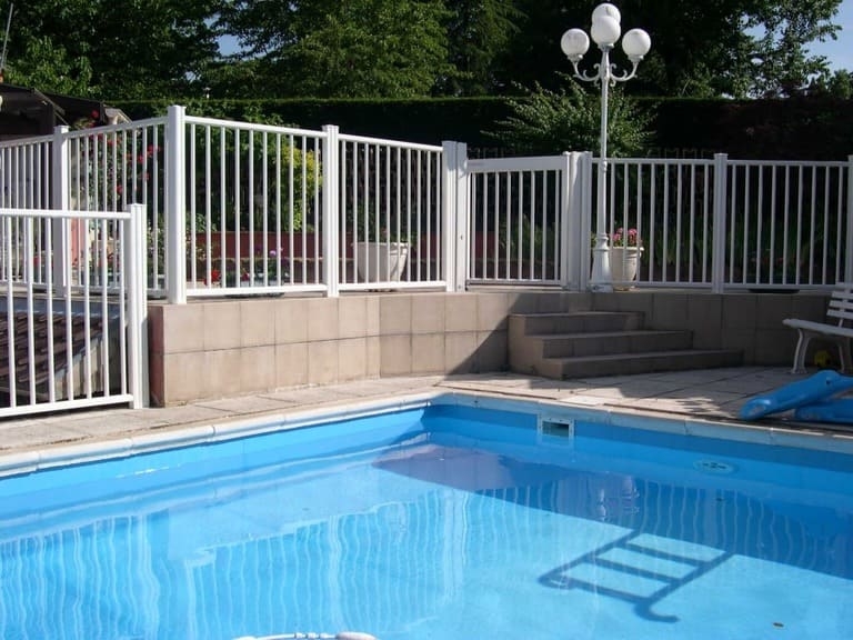 Barrière piscine aluminium Les Portaliers Saint-Amand-Longpré