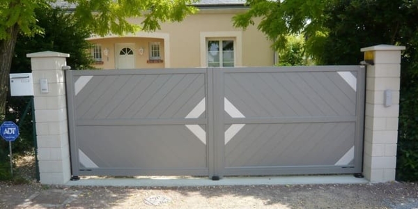 Portail battant aluminium, motifs lames anodisées. Modèle AKERA, Collection ANODIK Horizal